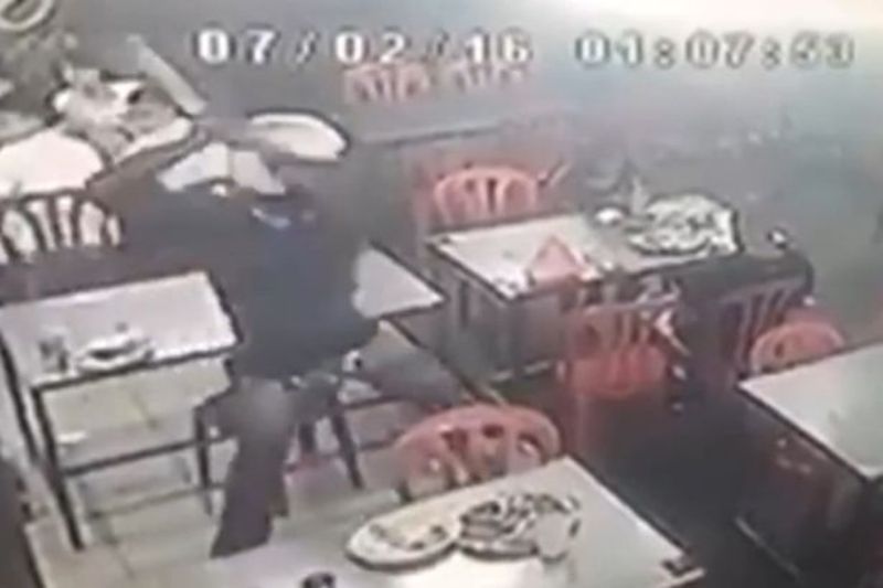 Τρόμος σε εστιατόριο: Μοτοσικλετιστής επιτέθηκε σε θαμώνα με ματσέτα! (Video) - Media