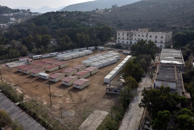 "Όχι" Δημάρχου Δραπετσώνας στο κέντρο μετεγκατάστασης προσφύγων στο Σχιστό - Media