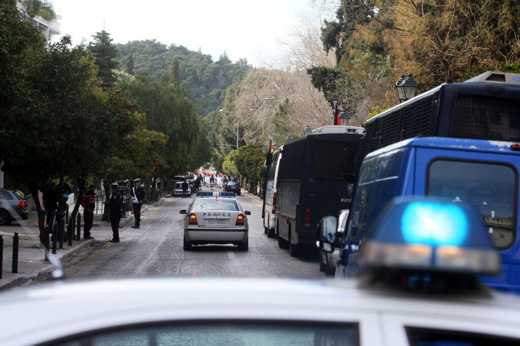 Απίστευτο: Σωματικοί έλεγχοι σε όσους περνούν πεζή την Ηρώδου Αττικού! - Media