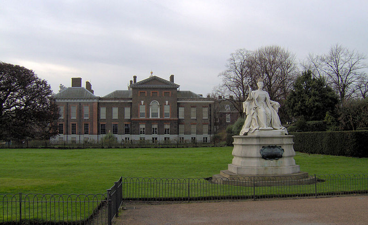 Άνδρας αυτοπυρπολήθηκε έξω από το ανάκτορο του Κένσινγκτον - Media