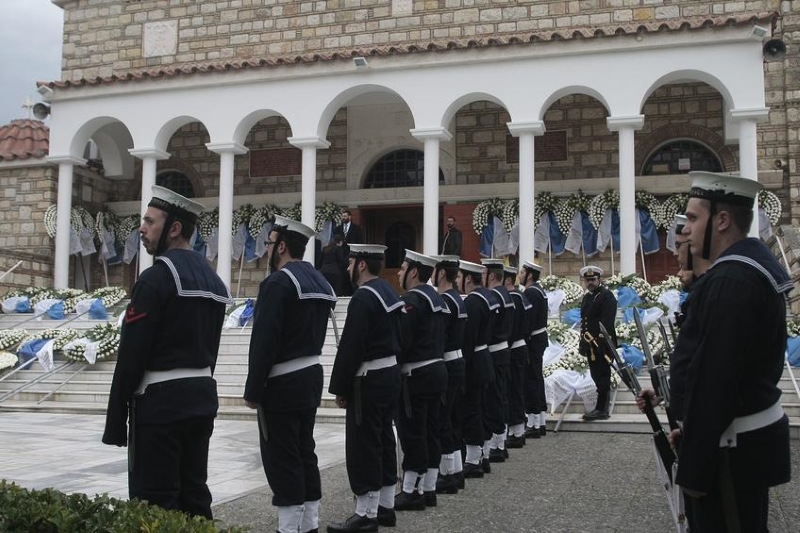 Ράγισαν καρδιές στην κηδεία του κυβερνήτη του ελικοπτέρου  - Media