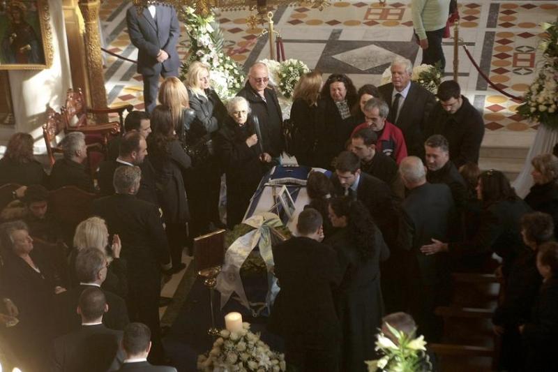 Ασέβεια στην κηδεία Μαχαιρίτσα: Οι κουτσομπόλες, τα ψώνια και τα... τηλεοπτικά συνεργεία - Media