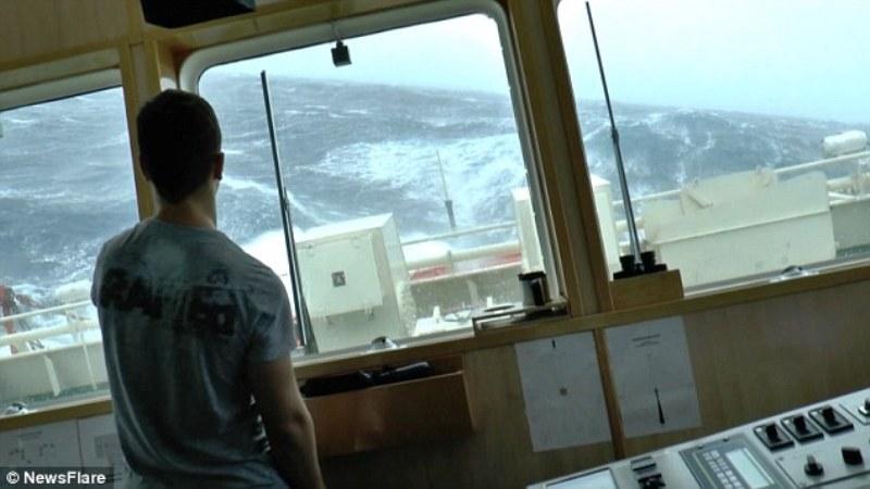 Πως νιώθει κάποιος επάνω σε πλοίο που το χτυπούν κύματα 30 μέτρων και η πλησιέστερη ακτή απέχει 120 χλμ; (Video) - Media