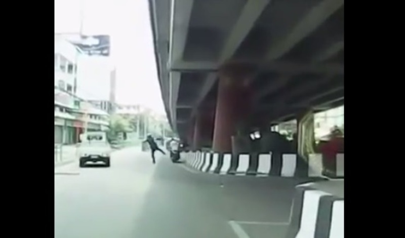 Δείτε τι κάνει ένας τροχονόμος στην Κίνα όταν βλέπει μοτοσικλετιστή χωρίς κράνος (Video) - Media