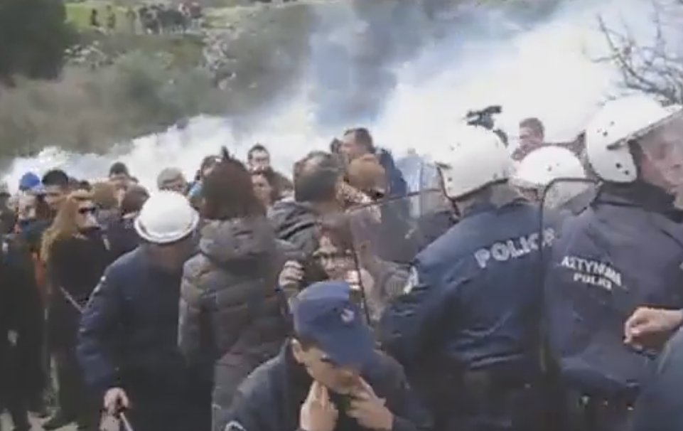 Επεισόδια και χημικά σε συγκέντρωση κατά των Hotspot σε Κω και Διαβατά - Media