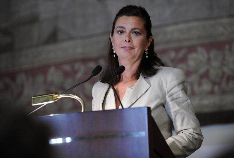 Η πρόεδρος της ιταλικής Βουλής φέρνει δώρο στη γιαγιά της Λέσβου - Media