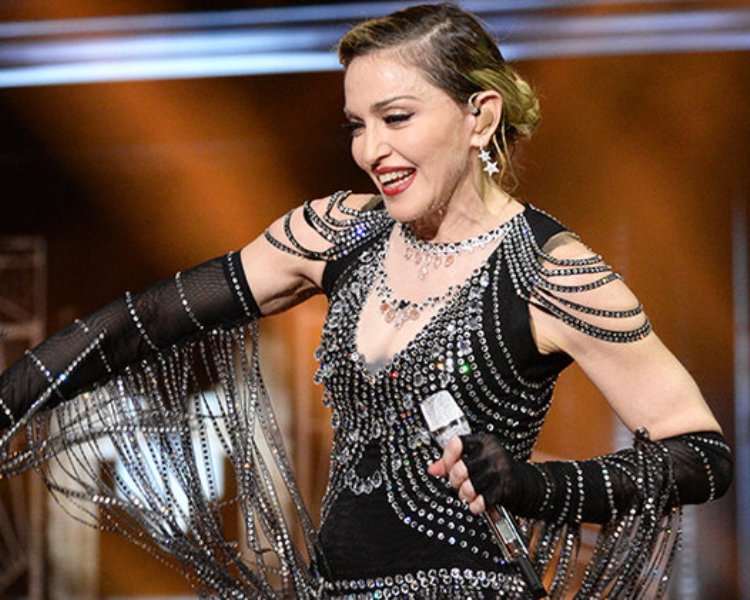 Η Μαντόνα είναι εκτός φόρμας: Νέα τούμπα πάνω στην σκηνή (Video) - Media