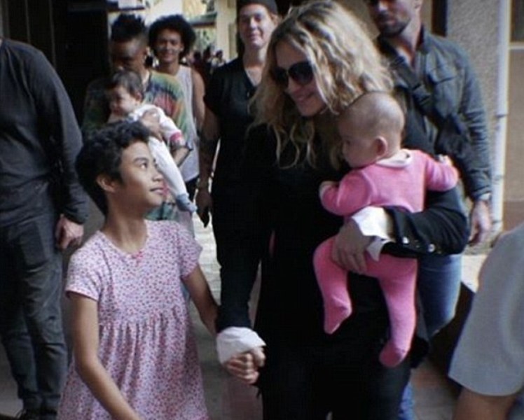 Η Μαντόνα επισκέφθηκε καταφύγιο ορφανών παιδιών στην Μανίλα (Photos) - Media