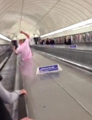 Στις ταινίες φαίνεται εύκολο αλλά στο μετρό του Λονδίνου προκαλεί πόνο και γέλιο (Video) - Media