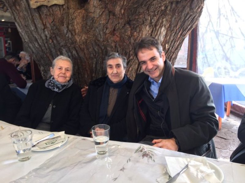 O Μητσοτάκης με τις γιαγιάδες της Λέσβου - Media