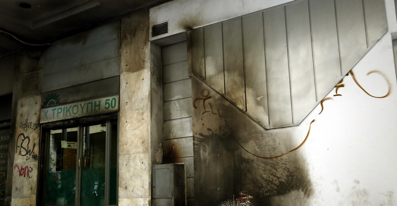 Συνελήφθη νεαρός για την επίθεση με μολότοφ στα γραφεία του ΠΑΣΟΚ - Media