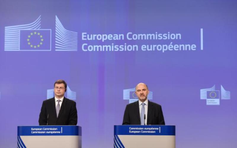 «Ανθεκτική» εμφανίζεται η ελληνική οικονομία στα capital control, βάσει οικονομικών προβλέψεων 2016  - Media