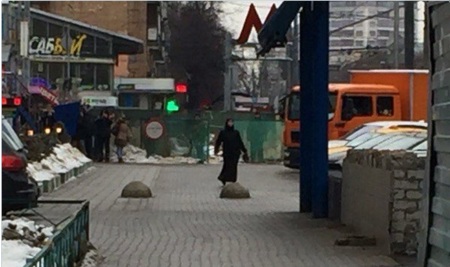 Μαυροφορεμένη γυναίκα πανικοβάλει τη Μόσχα - Κρατάει κεφάλι παιδιού έξω από σταθμό μετρό (Video) - Media