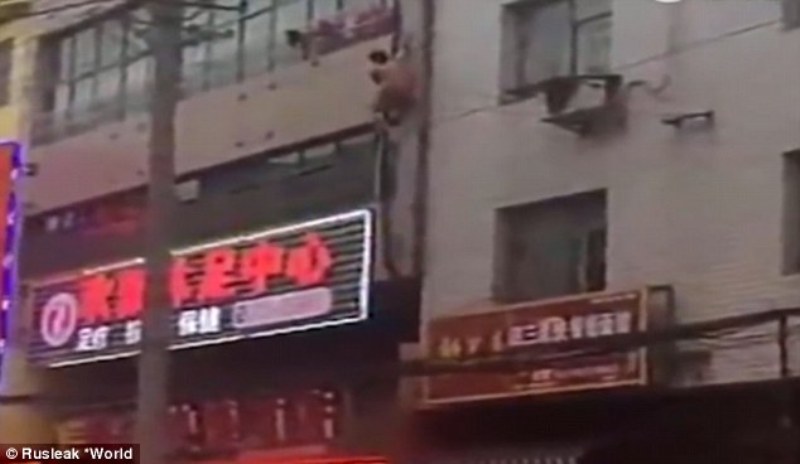 Κίνα: Γυμνός εραστής το σκάει από το παράθυρο! (Video) - Media
