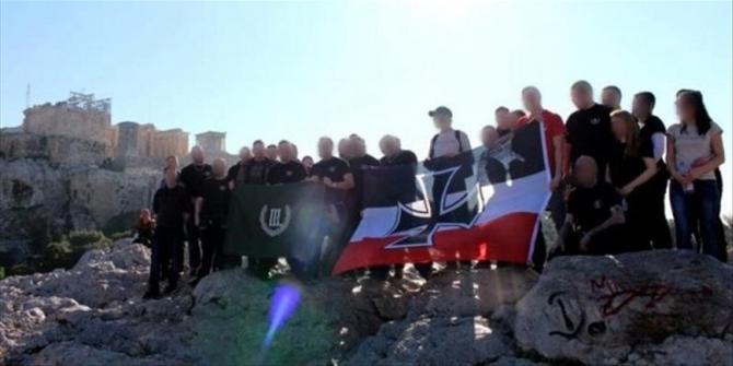 Η απίστευτη πρόκληση των Γερμανών νεοναζί: Φωτογραφήθηκαν με τη σημαία τους στην Ακρόπολη (Photos) - Media