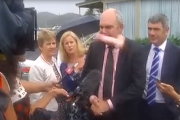 Πρωτότυπη διαμαρτυρία κατά της TPP: Πέταξαν sex toy σε βουλευτή της Νέας Ζηλανδίας - «Βιάζετε τη χώρα μας» (Video) - Media