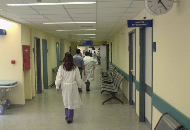Τραγικό δυστύχημα στο Αμαλία Φλέμινγκ - Νοσηλεύτρια έπεσε σε φωταγωγό προσπαθώντας να φτάσει έγκαιρα στο πόστο της - Media