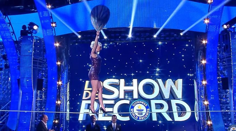 Η σέξι Ρωσίδα που έσπασε το ρεκόρ Γκίνες περπατώντας πάνω σε τεντωμένο σχοινί με… ψηλοτάκουνα (Video) - Media