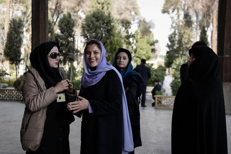Η Μπέτυ με λιλά μαντίλα στο πλευρό του Αλέξη Τσίπρα στο Ιράν (Photos) - Media