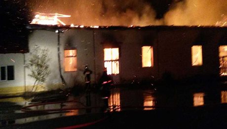 «Να το κάψουμε»: Ιαχές πολέμου στο δημοτικό συμβούλιο Πέλλας λίγες ώρες πριν τη φωτιά στο στρατόπεδο στα Γιαννιτσά (Video) - Media