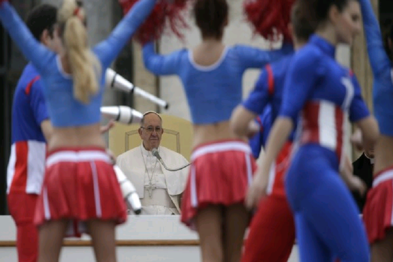 Άφωνος ο Πάπας από τις σέξυ cheerleaders - Media