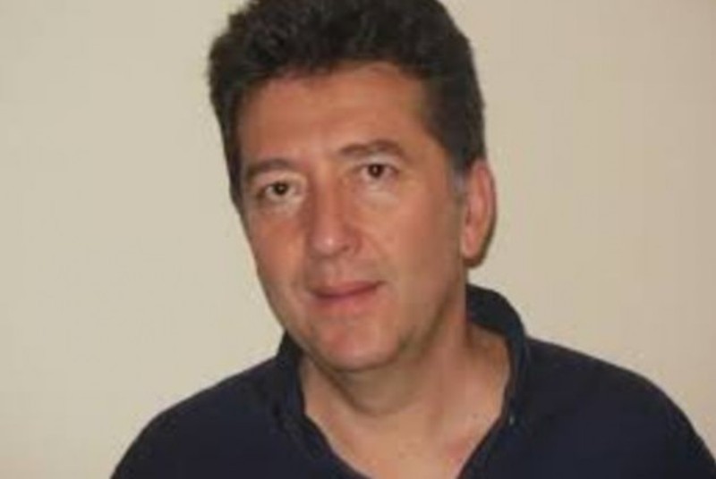 Ο Νίκος Πουτσιάκας περιγράφει την επίθεση που δέχτηκε επειδή προσπάθησε να βοηθήσει πρόσφυγες (Video) - Media