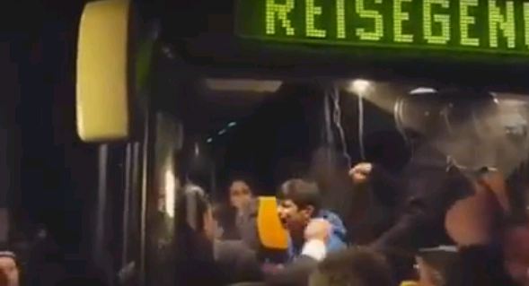 Πρόσφυγες στη Γερμανία κλαίνε καθώς νεοναζί τους υποδέχονται αλαλάζοντας (Video) - Media