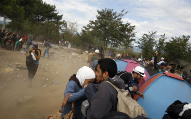 Κλειστά τα σύνορα στην Ειδομένη - Συγκλονιστικές εικόνες από το οδοιπορικό των προσφύγων - Media