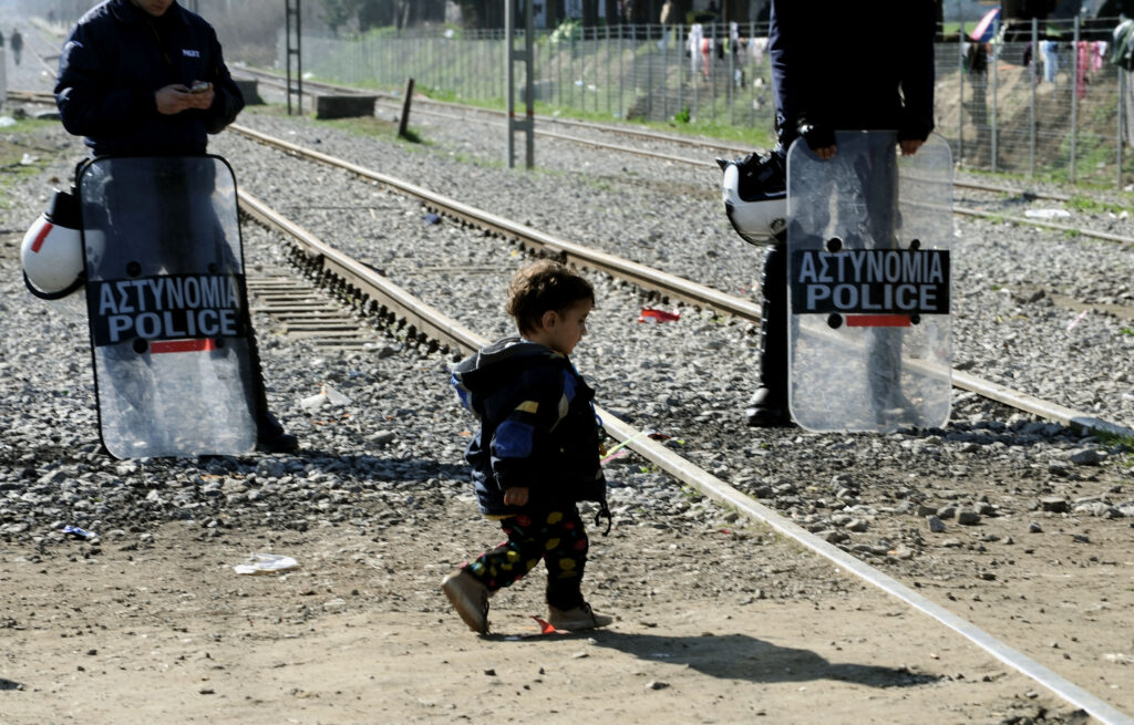 Τραγική η κατάσταση στην Ειδομένη - Χιλιάδες εγκλωβισμένοι πρόσφυγες ζητούν να περάσουν τα σύνορα - Media