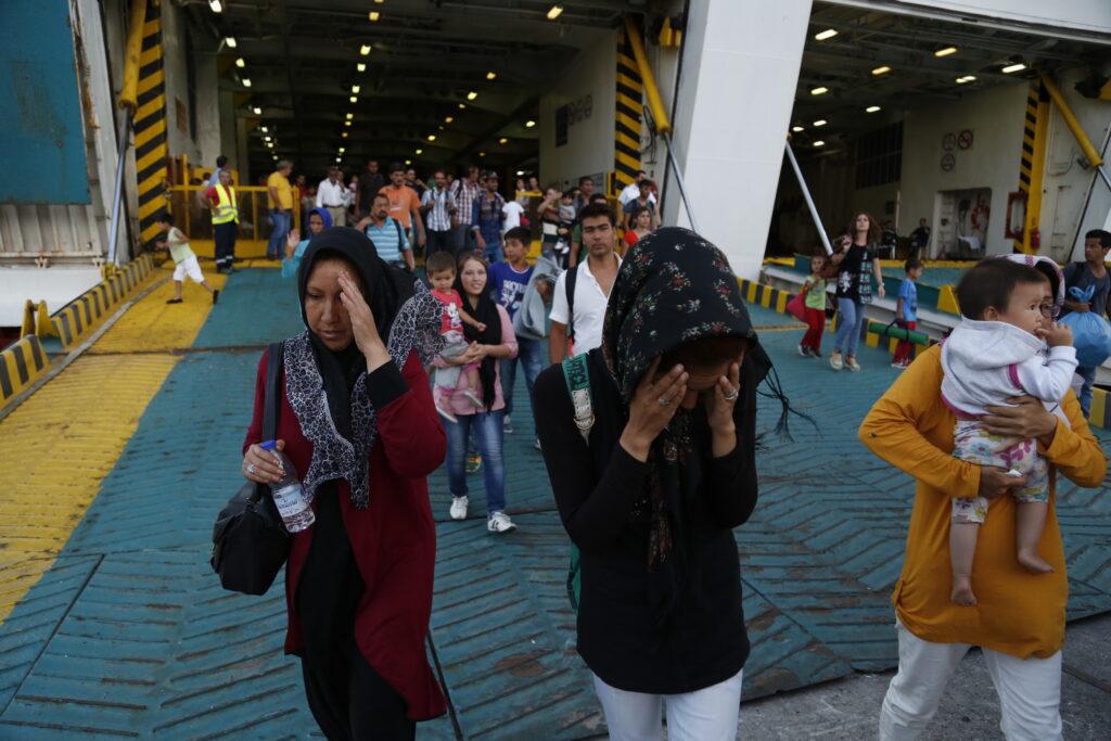 Περισσότεροι από 6000 μετανάστες και πρόσφυγες, σήμερα στο λιμάνι του Πειραιά - Media