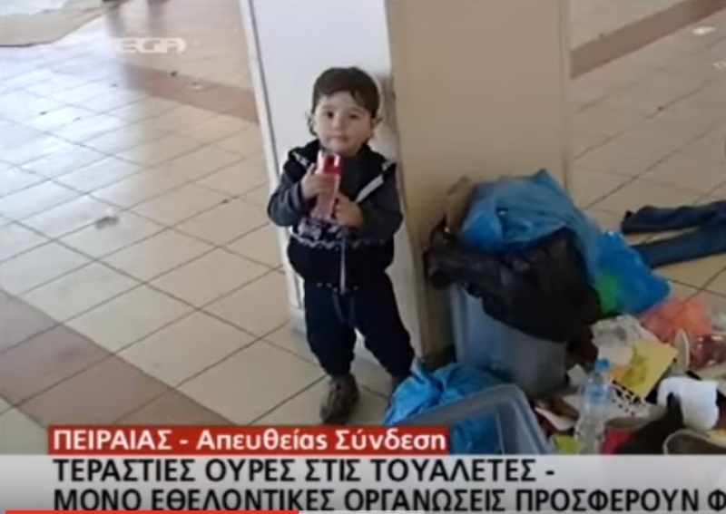 Εικόνες ντροπής στον Πειραιά: Προσφυγόπουλο τρώει από τα σκουπίδια (Video) - Media