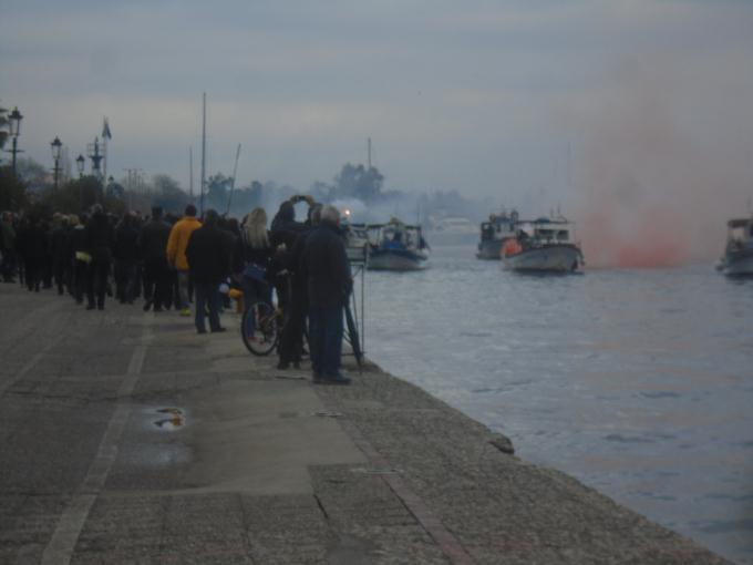 Πρέβεζα: Ψαράδες έριξαν καπνογόνα στη θάλασσα (Photos) - Media