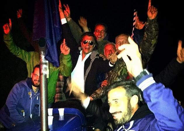 O Ηλίας Ψινάκης ποζάρει στα μπλόκα των αγροτών (Photos) - Media