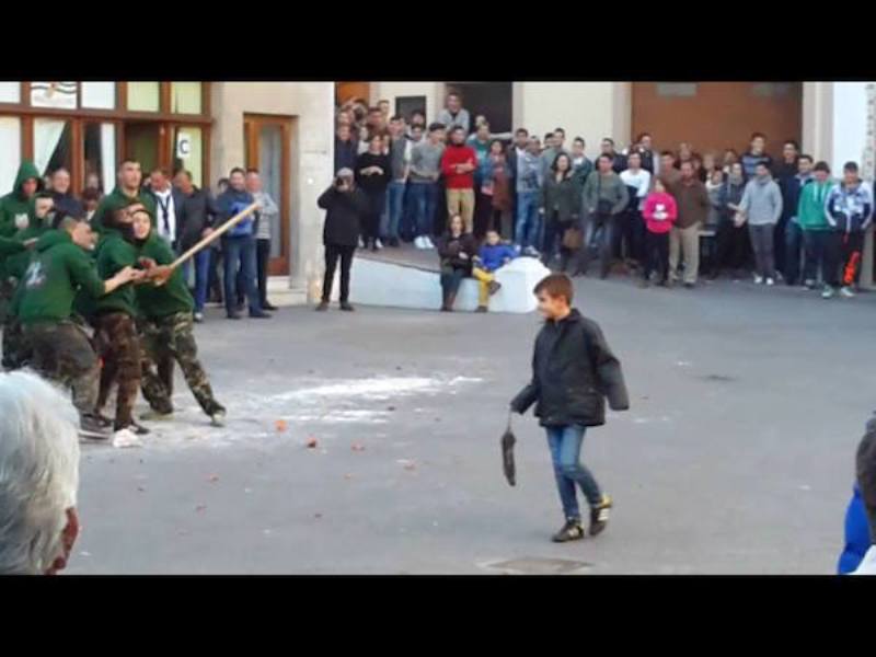 Απίστευτο φεστιβάλ στην Ισπανία: Εκσφενδονίζουν νεκρούς αρουραίους σε μια μάχη στους δρόμους ενός χωριού (Photos & Video) - Media