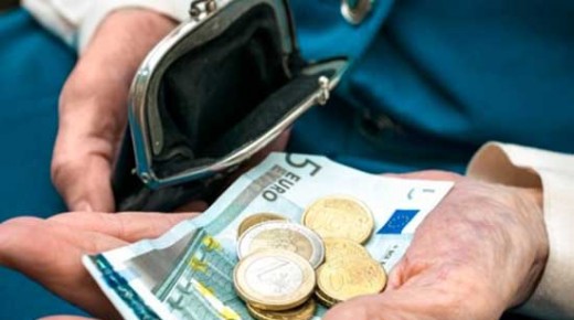 Μειώσεις στις συντάξεις βλέπει ο Ντάισελμπλουμ ενώ οι αγρότες αποφεύγουν τους ευρωπαϊκούς σκοπέλους - Media