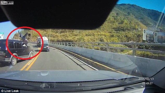 Η στιγμή-σοκ που αυτοκίνητο κινούμενο στο αντίθετο ρεύμα συνθλίβει μοτοσικλέτα (Σκληρό Βίντεο) - Media