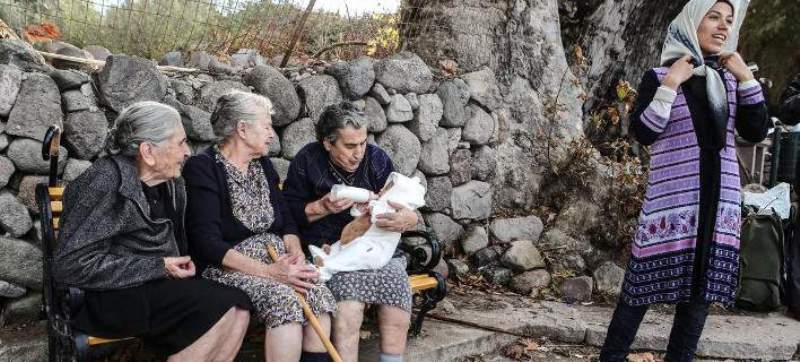 Οι ήρωες του Αιγαίου θα προταθούν για Νόμπελ Ειρήνης: Η 85χρονη γιαγιά, ο 40χρονος ψαράς και η Σούζαν Σάραντον (Photos) - Media