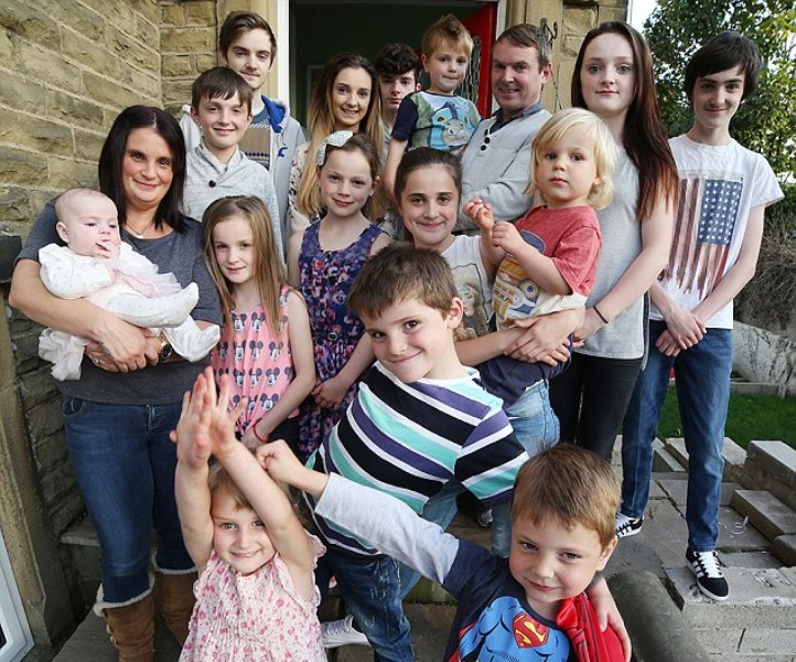 Η στιγμή που η μητέρα ανακοινώνει στα 18 παιδιά της ότι θα αποκτήσουν κι άλλο αδερφάκι (Video) - Media