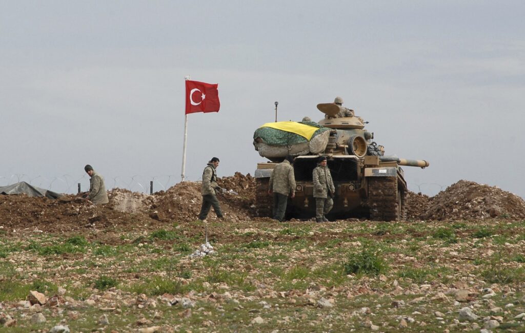 Τουρκικές δυνάμεις βομβαρδίζουν τη Συρία - Παρέμβαση ΗΠΑ για να σταματήσουν οι επιχειρήσεις κατά των Κούρδων - Media