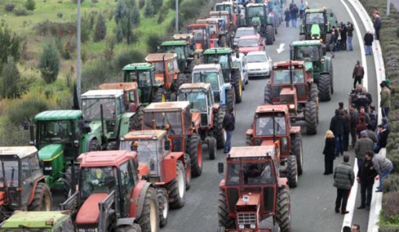 «Ζεσταίνουν» τα τρακτέρ τους οι αγρότες - Στήνονται μπλόκα τη Δευτέρα - Media