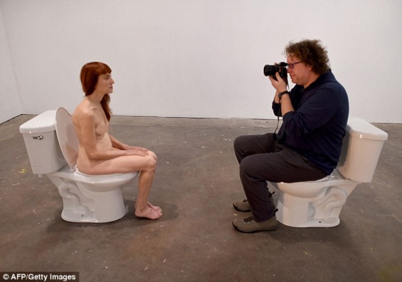 Αυτή είναι τέχνη: Καλλιτέχνιδα καθόταν γυμνή σε μια λεκάνη επί 10 ώρες μέσα στην γκαλερί (Photos) - Media