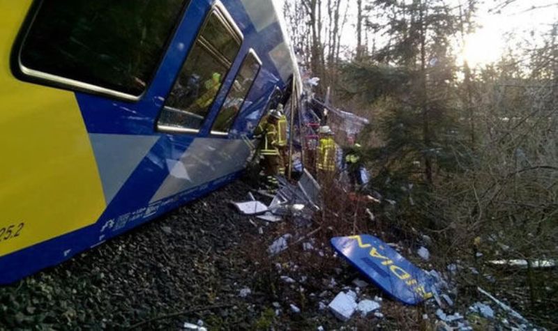 Μετωπική σύγκρουση τρένων στη Βαυαρία -  Εννιά νεκροί και δεκάδες τραυματίες (Photos-Video) - Media