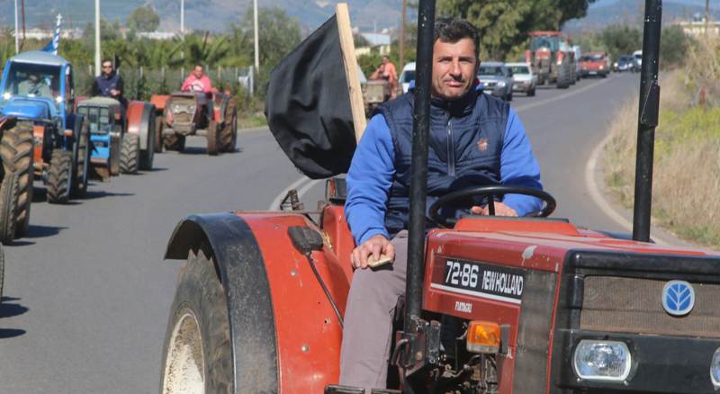 Σε επ’ αόριστον αποκλεισμό του διοικητηρίου της Αντιπεριφέρειας Λακωνίας προχωρούν οι αγρότες της περιοχής - Media