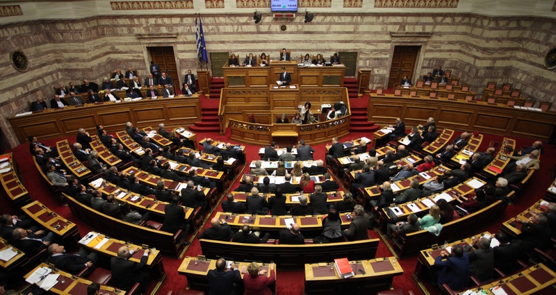 Υπερψηφίστηκε η τροπολογία για τις τηλεοπτικές άδειες – Σφοδρή σύγκρουση για τη διαπλοκή- Ηχηρή απουσία Καραμανλή - Media