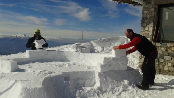 Έχτισαν… ιγκλού στην Αχαΐα στην κορυφή του Χελμού - Media