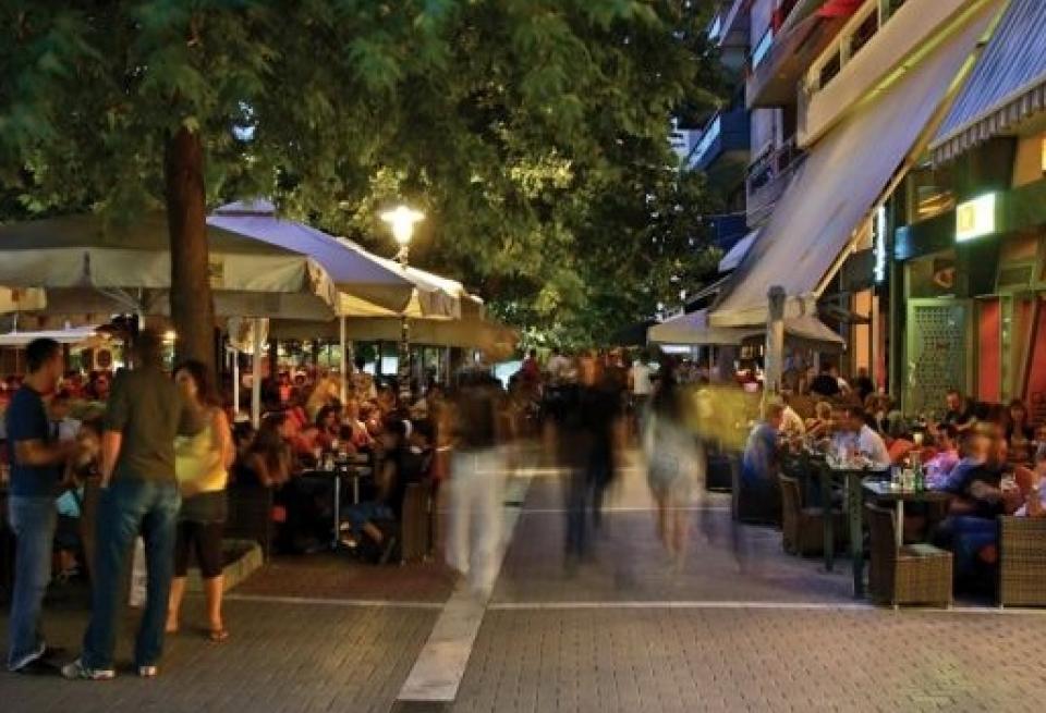 Το «ξύλο της αρκούδας» έπεσε σε καφετέρια στην Πάτρα - Έμαθε από πελάτη πως η γυναίκα του …είναι ελευθέρων ηθών! - Media