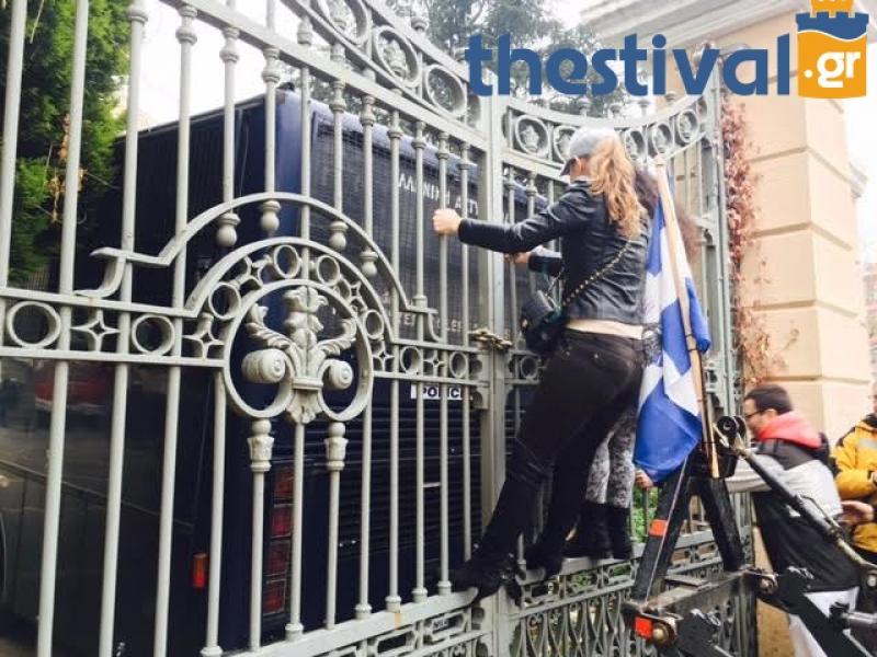 Πάνω στα κάγκελα του ΥΜΑΘ με… γόβα στιλέτο (Videos) - Media