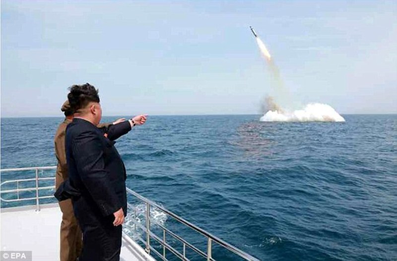 Ο Κιμ Γιονγκ-Ουν εκτοξεύει πυραύλους μικρού βεληνεκούς στην Ιαπωνία! (Photos) - Media