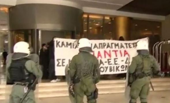 Διαμαρτυρία του «Ρουβίκωνα» στο Hilton – Άνοιξαν πανό και πέταξαν φέιγ βολάν (Video) - Media