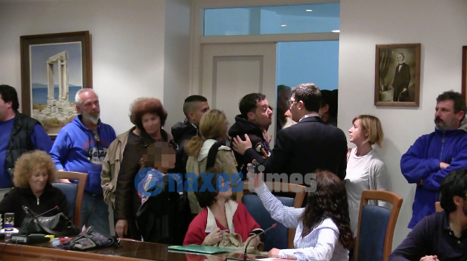 Νάξος: Βγήκε... μαχαίρι σε συνεδρίαση επιτροπής για το προσφυγικό - Media
